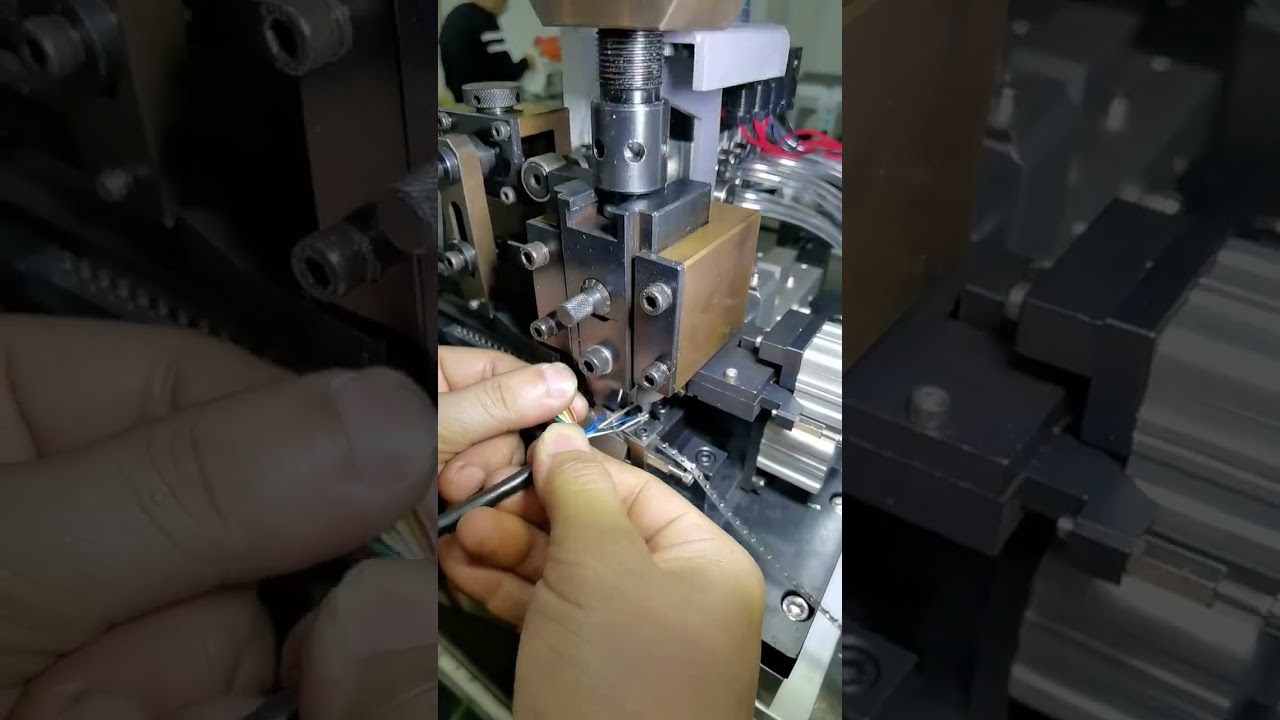 Avskalning och kontaktkrympning i ett steg – effektiv produktion #fabrik #maskin
